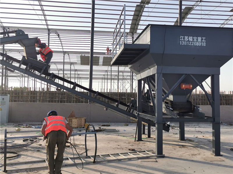 錫寶重工員工們冒著高溫在江蘇淮安客戶現(xiàn)場進行設備安裝(圖7)