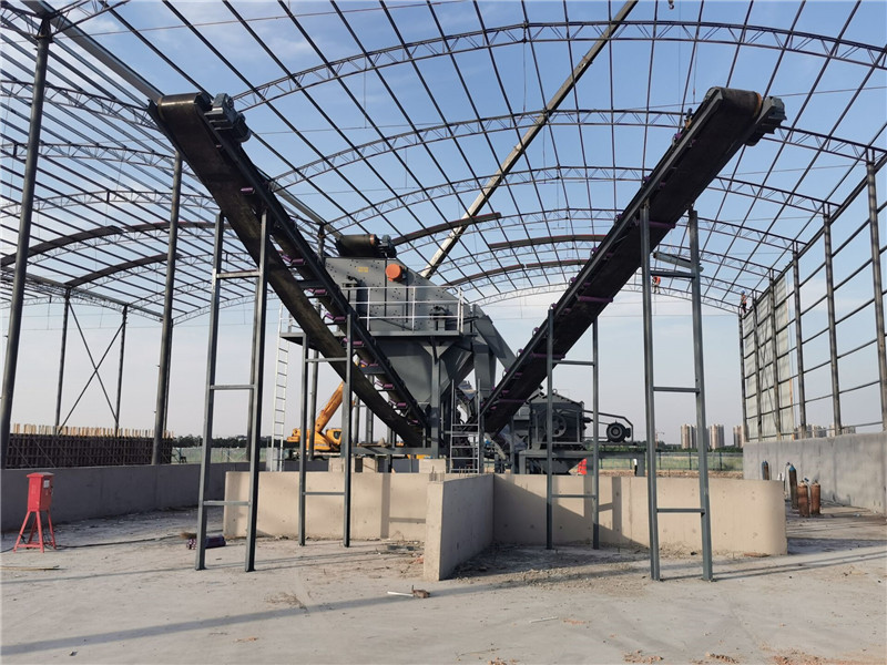 錫寶重工員工們冒著高溫在江蘇淮安客戶現(xiàn)場進行設備安裝(圖3)